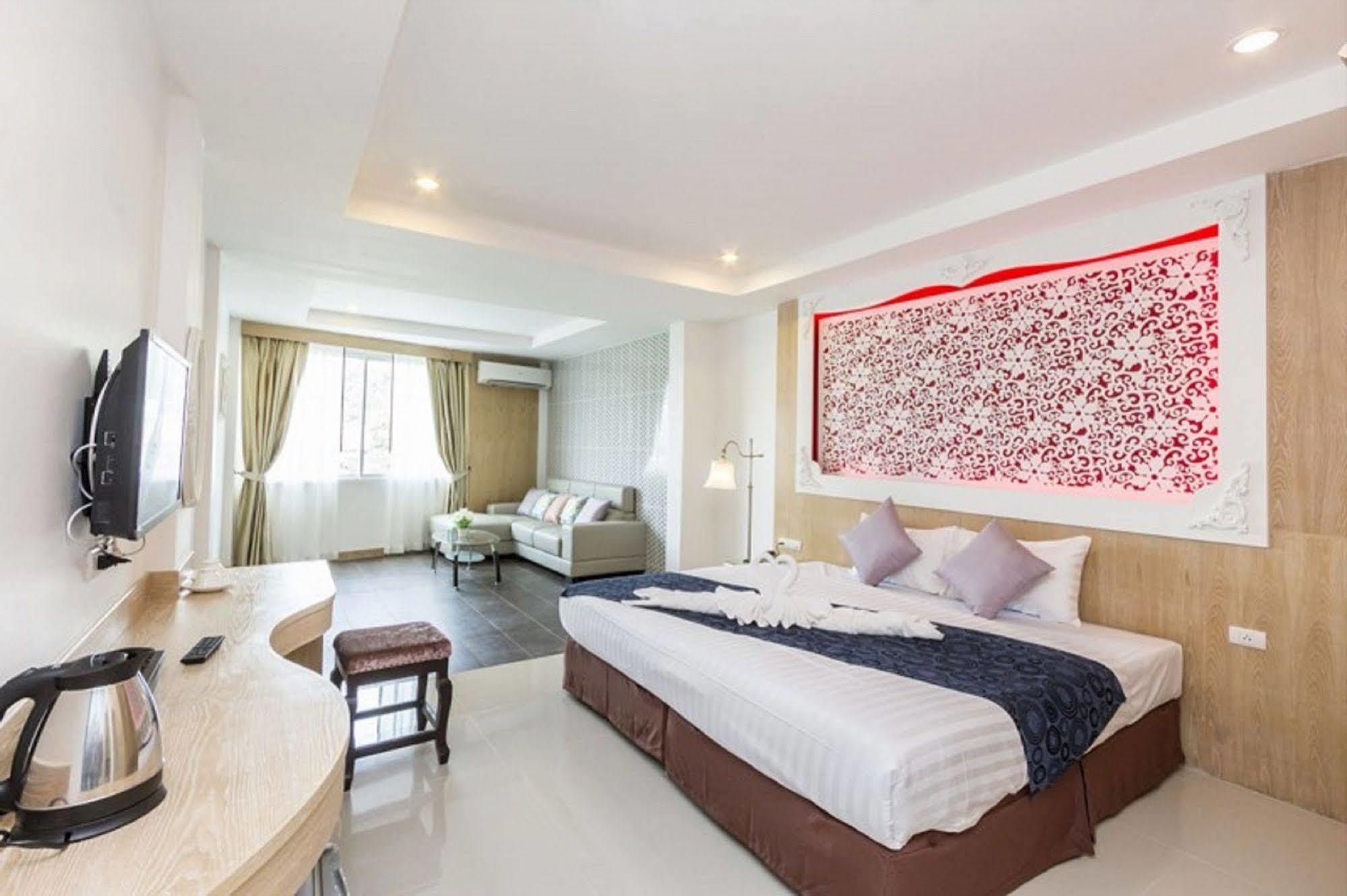 Triple Three Patong Hotell Eksteriør bilde