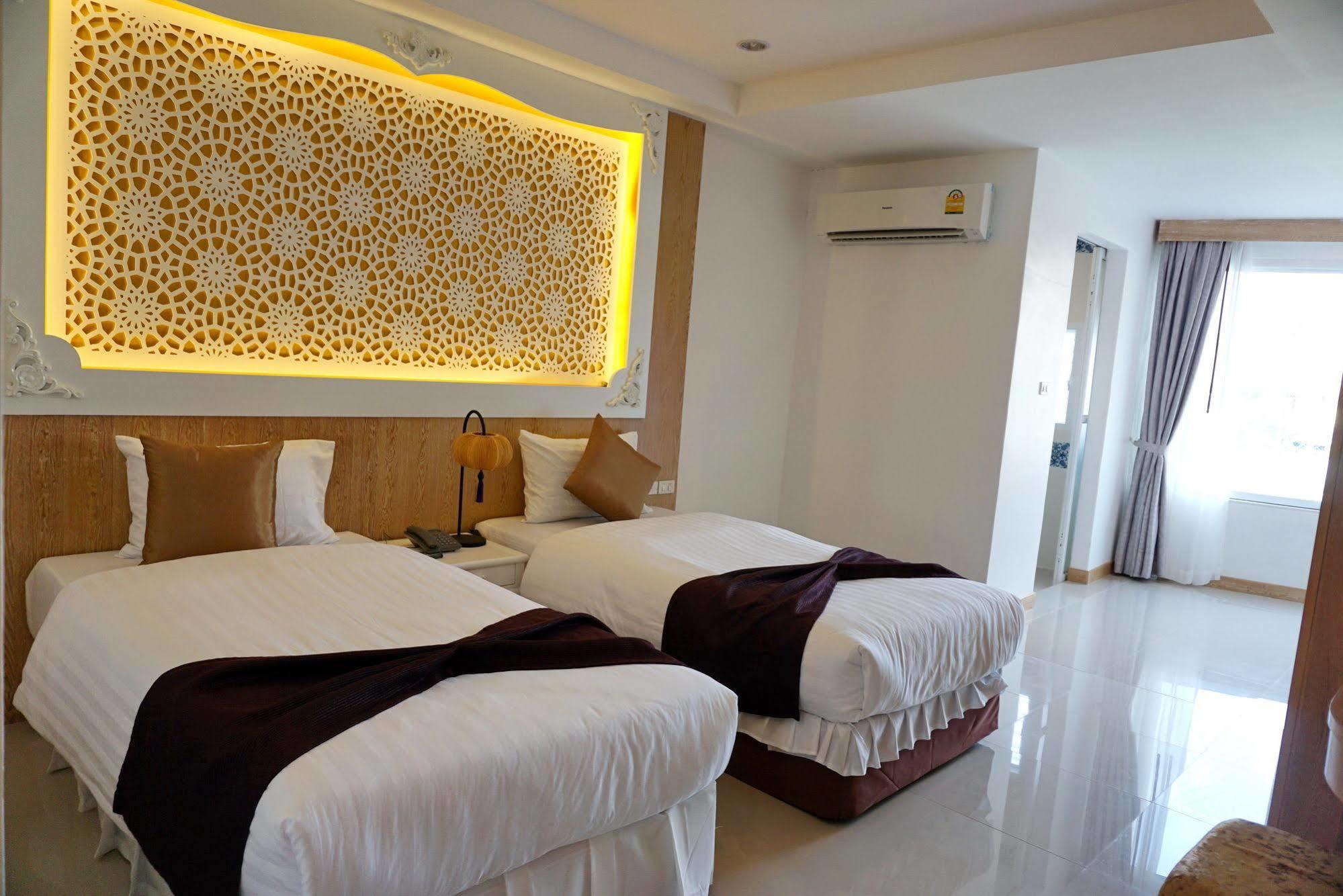 Triple Three Patong Hotell Eksteriør bilde