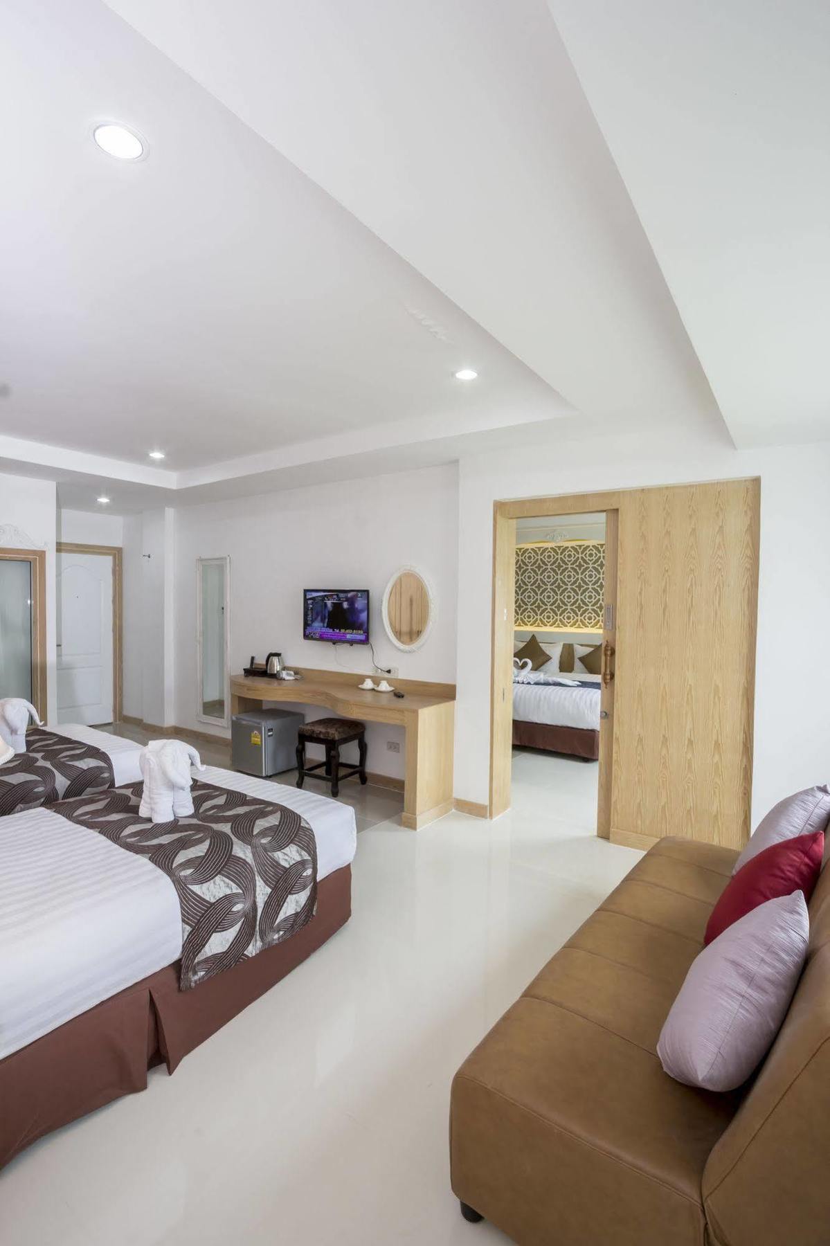 Triple Three Patong Hotell Eksteriør bilde